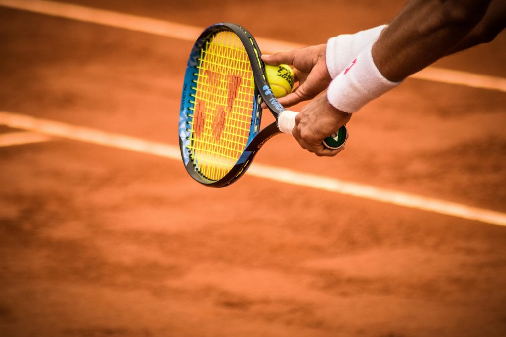 Perché i tennisti soffiano sulla racchetta?